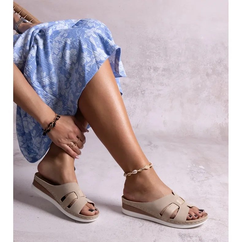 Beige lightweight flip-flops with low wedges by Mifsuda