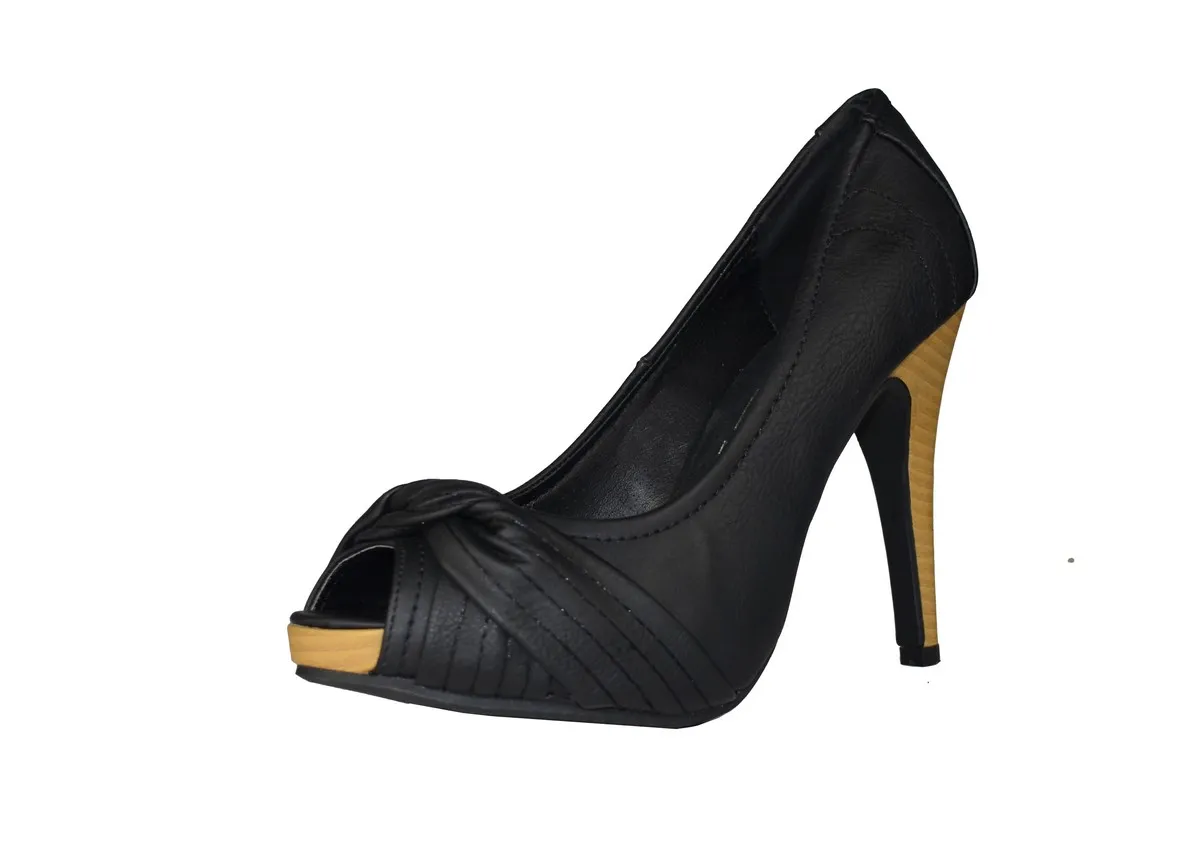 Black high heel shoes Chloé.