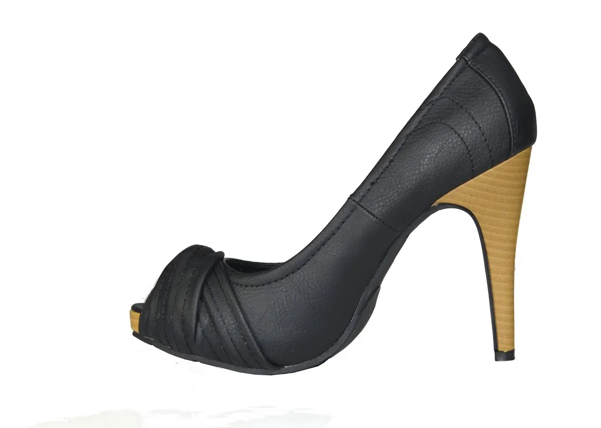 Black high heel shoes Chloé.