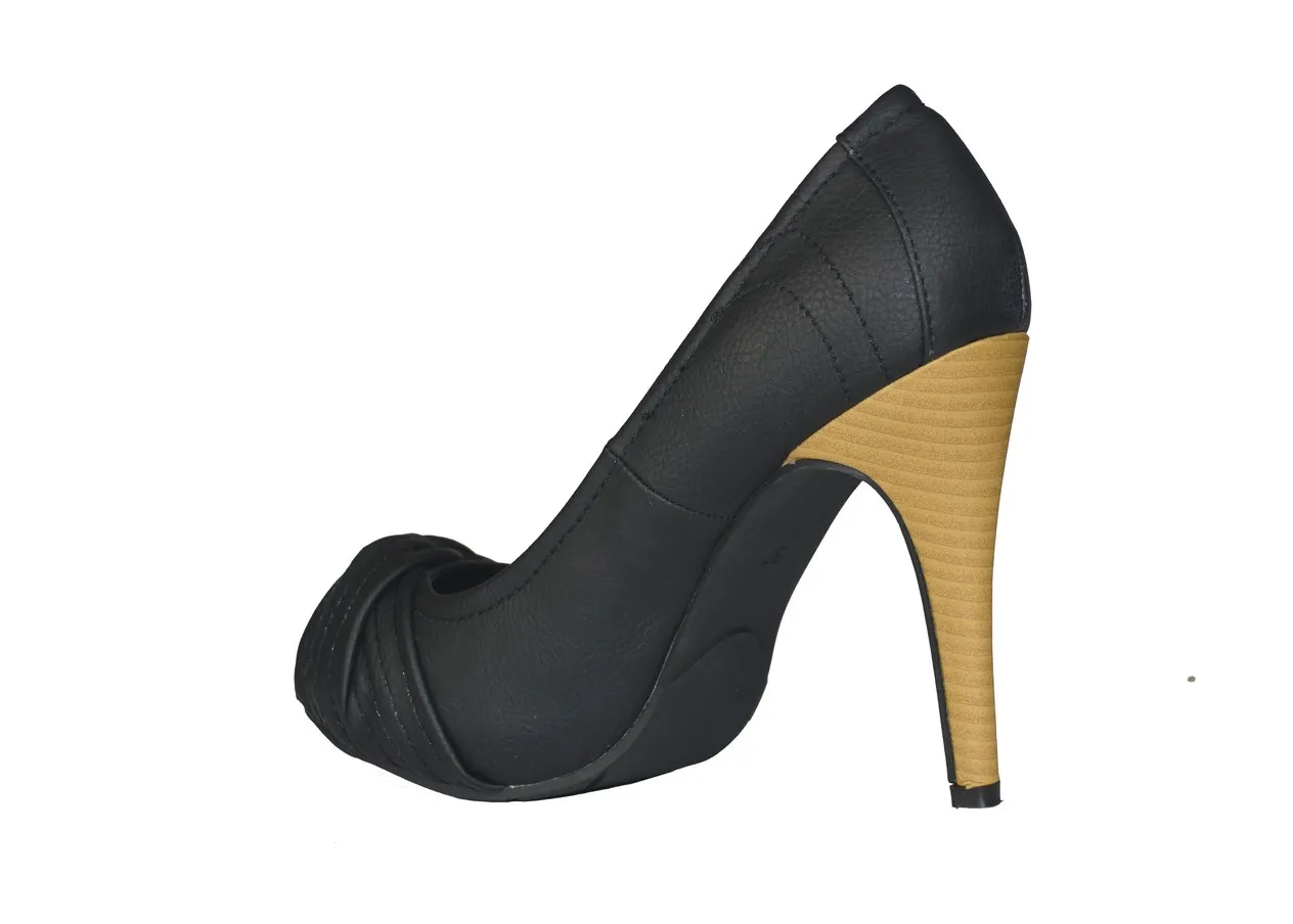 Black high heel shoes Chloé.