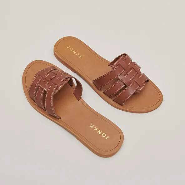 Cross-strap mules in cognac leather