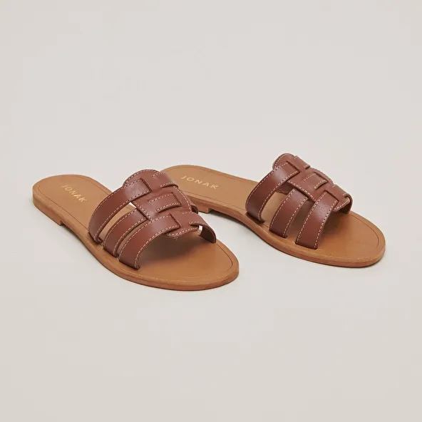 Cross-strap mules in cognac leather