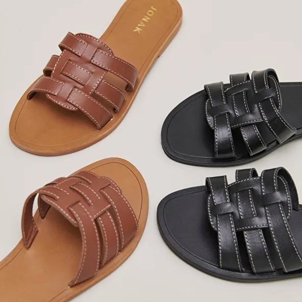 Cross-strap mules in cognac leather