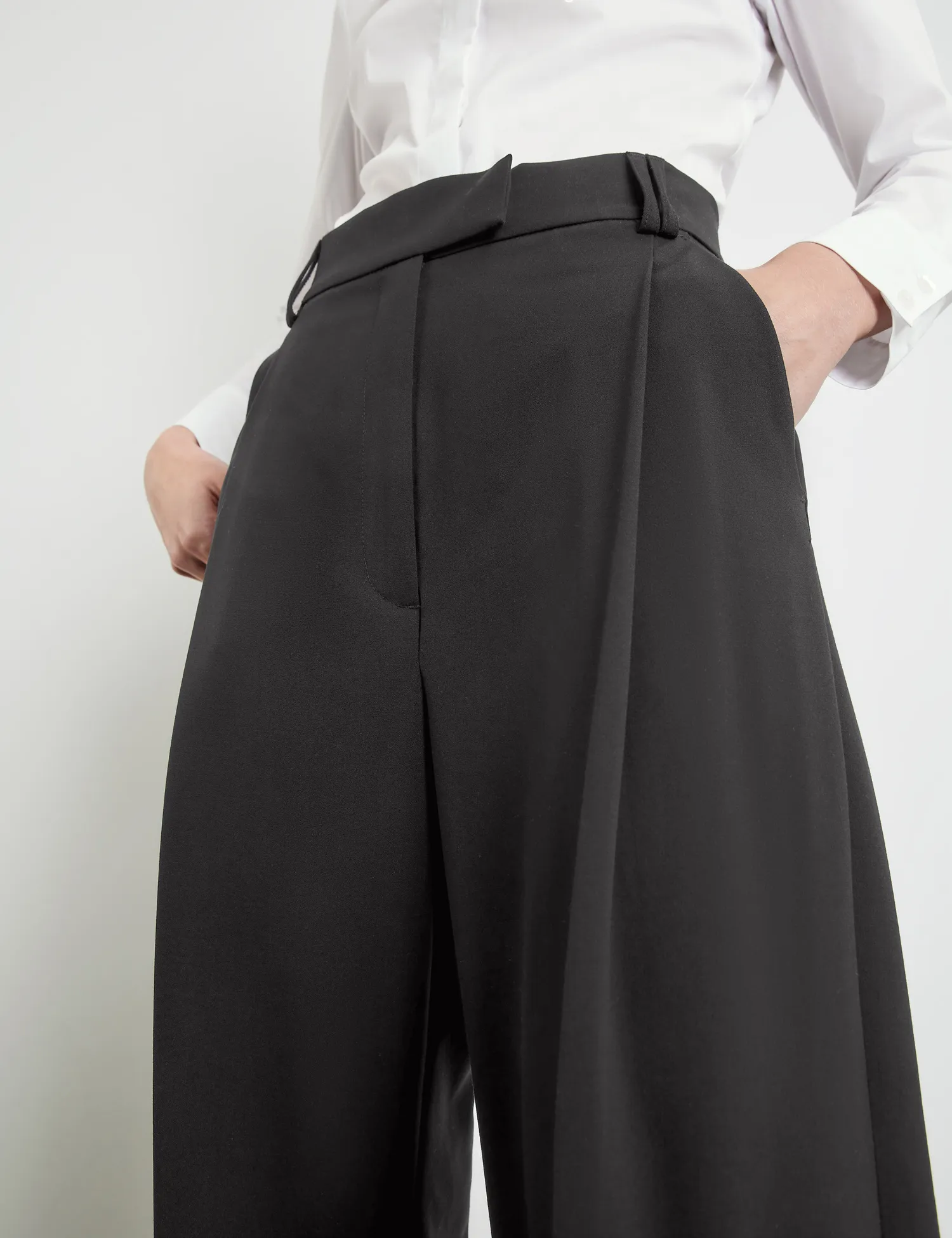 Elegant trousers with a wide leg