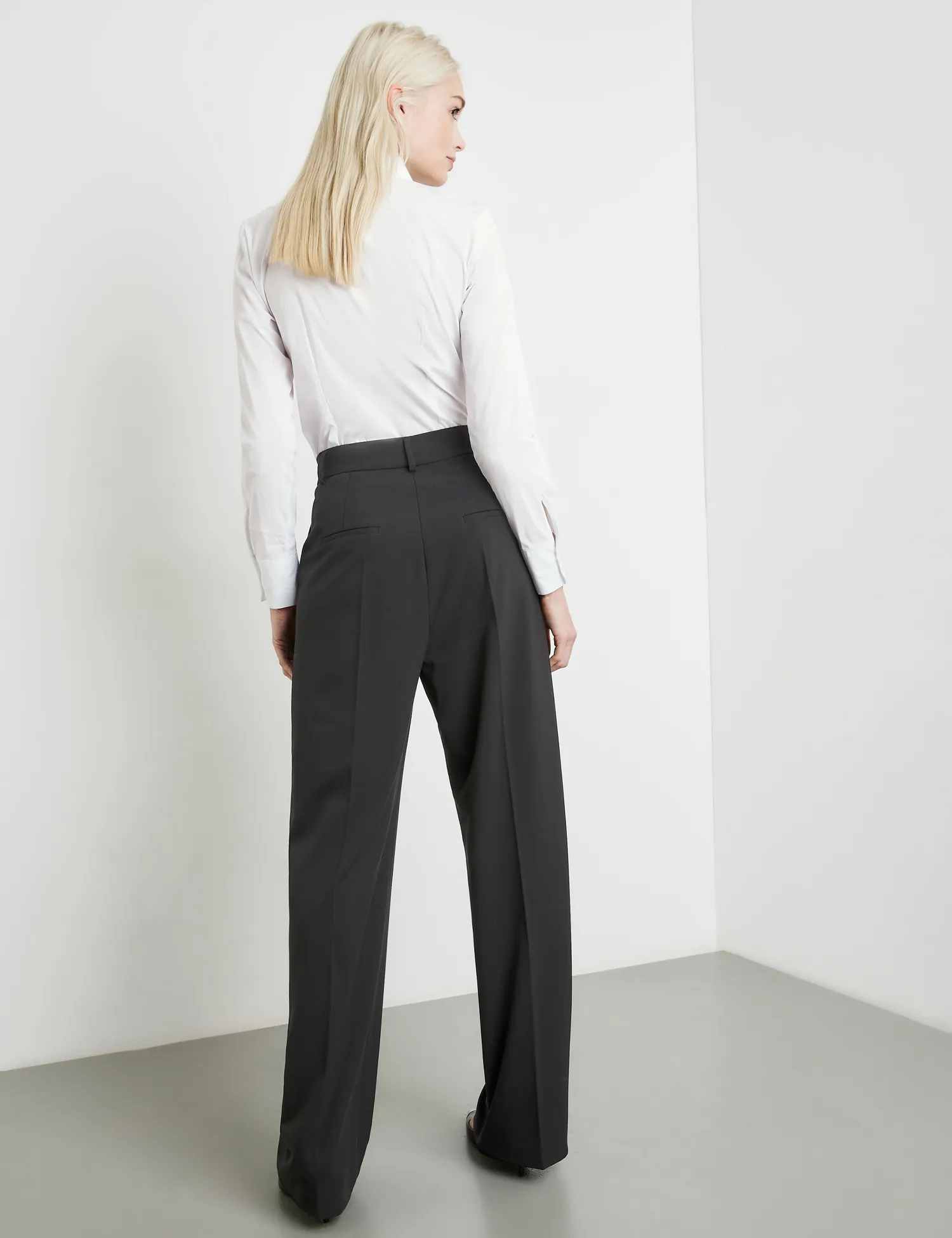 Elegant trousers with a wide leg