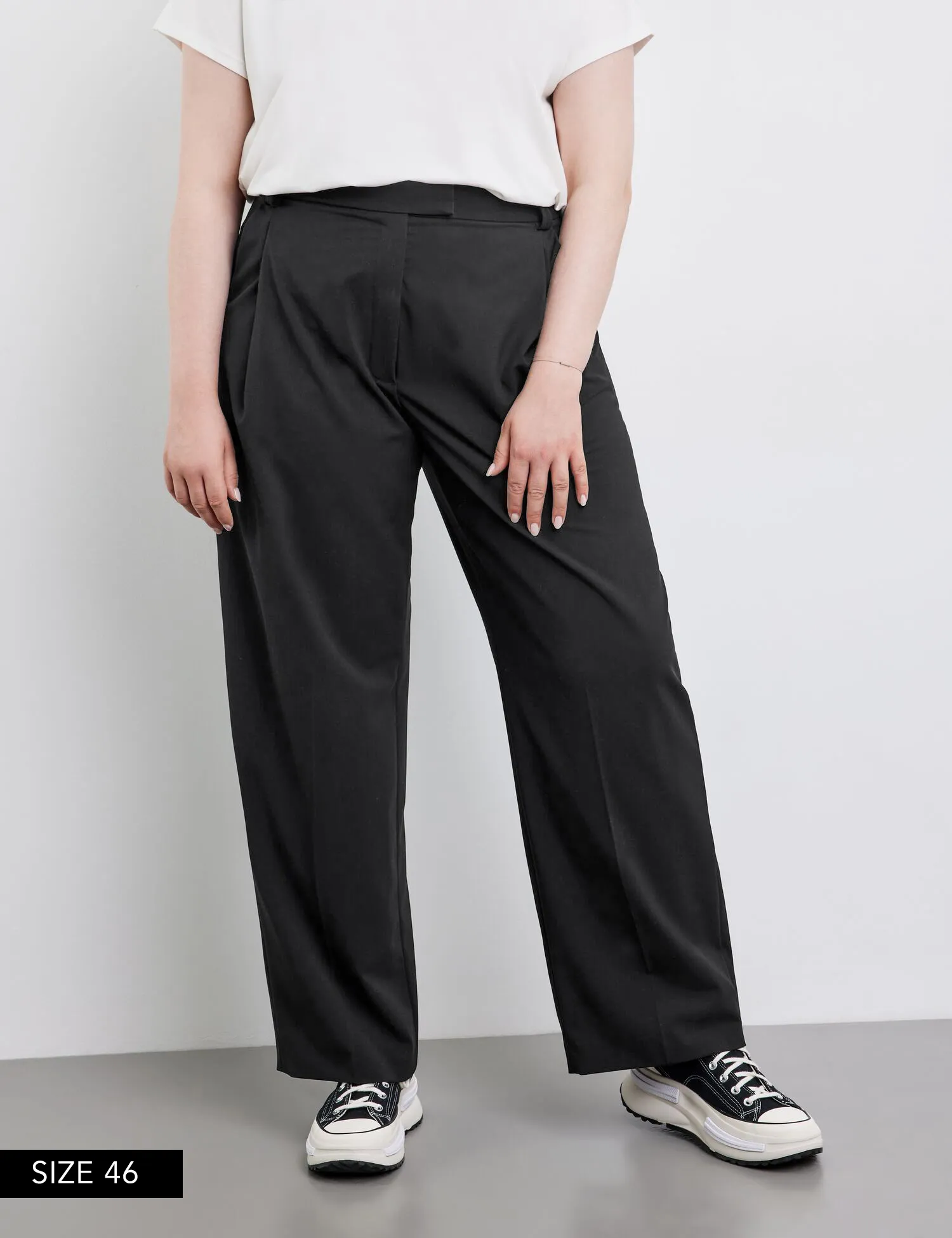 Elegant trousers with a wide leg