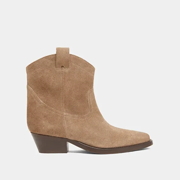 Lowboots with bevelled heels in taupe suede