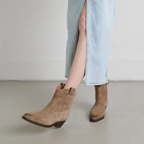 Lowboots with bevelled heels in taupe suede