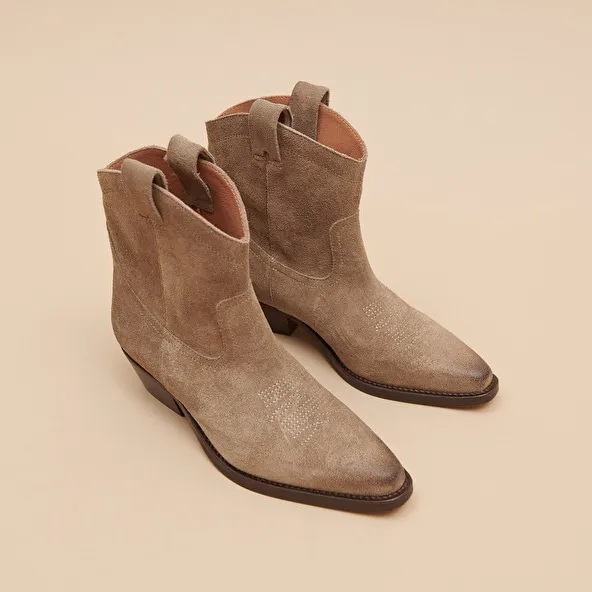 Lowboots with bevelled heels in taupe suede