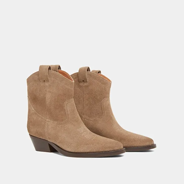 Lowboots with bevelled heels in taupe suede