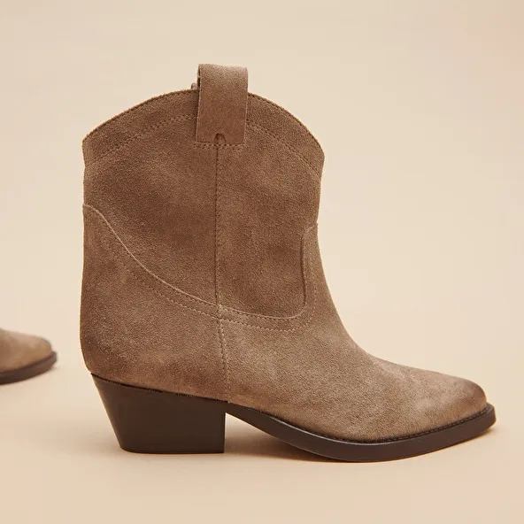 Lowboots with bevelled heels in taupe suede