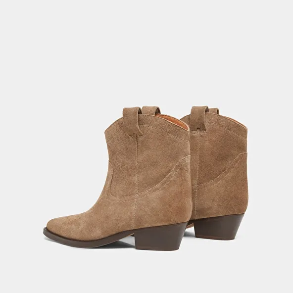 Lowboots with bevelled heels in taupe suede