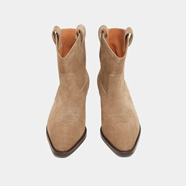 Lowboots with bevelled heels in taupe suede