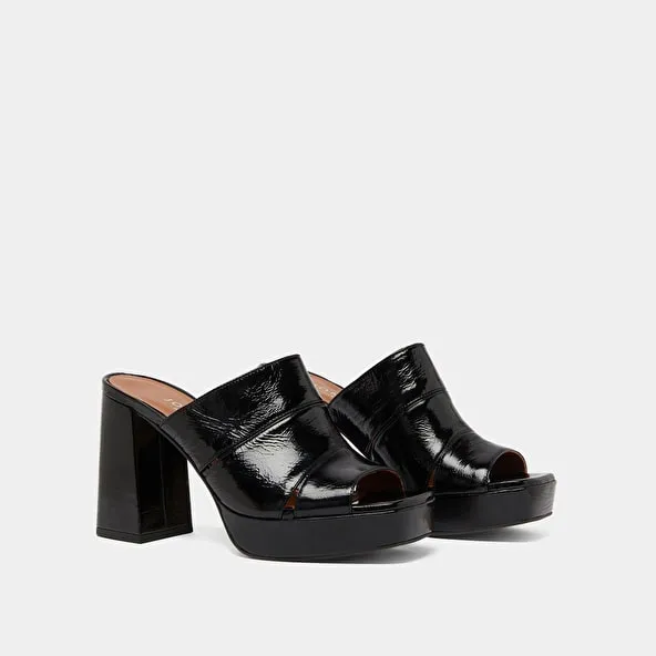 Mules with heels and open toes in black shiny leather