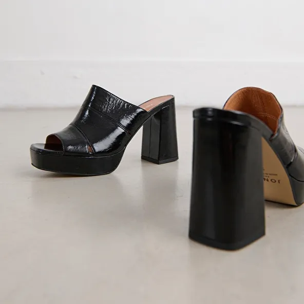 Mules with heels and open toes in black shiny leather