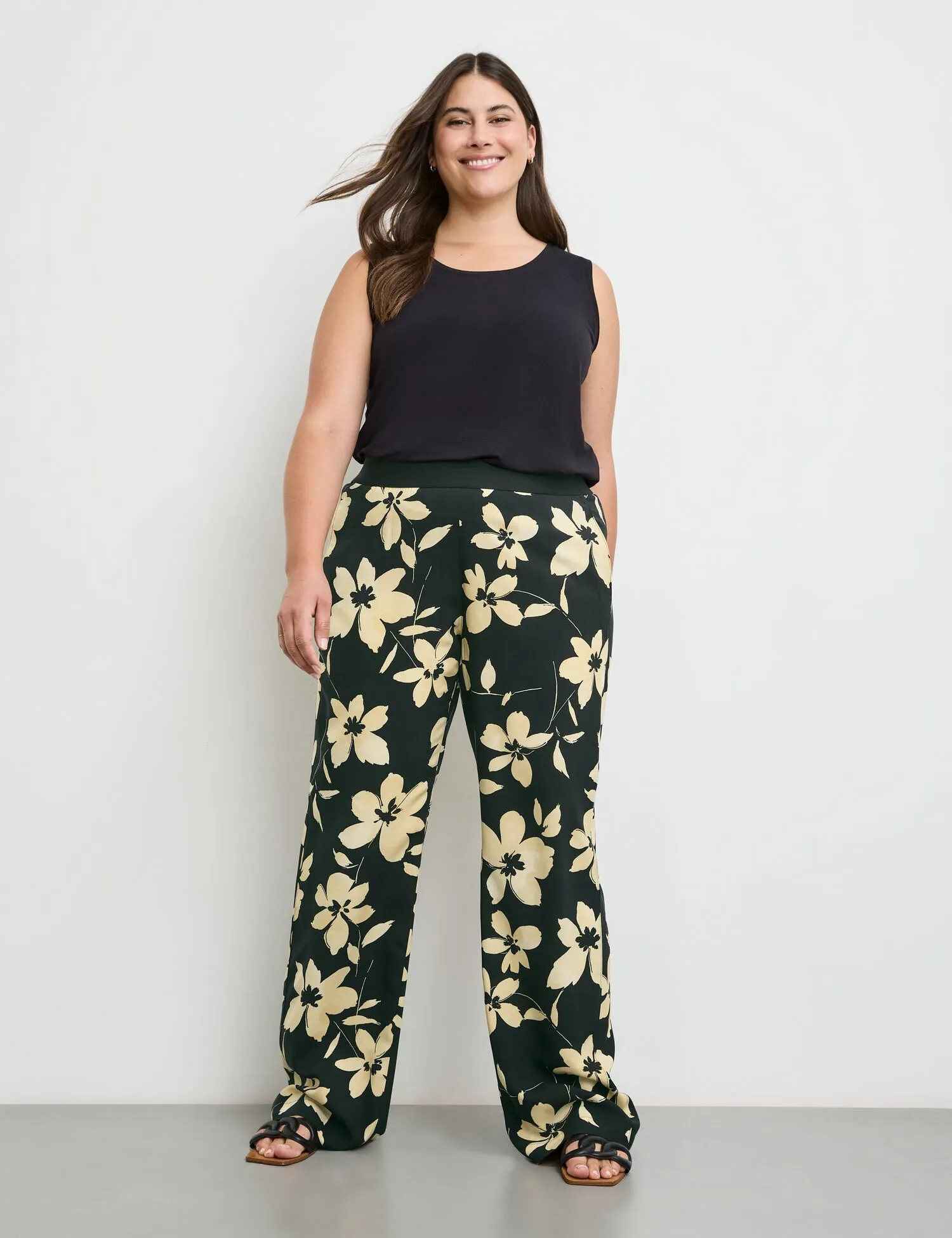 Palazzo trousers with a floral print