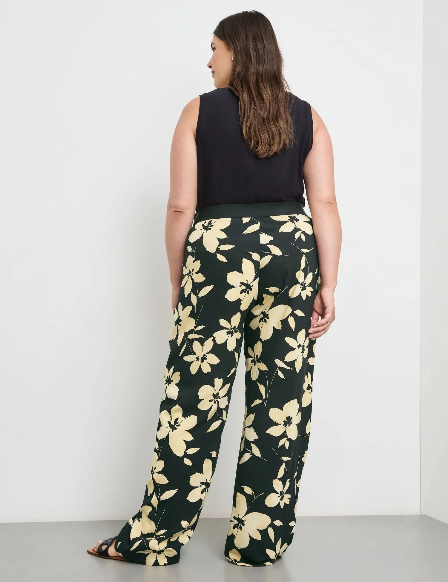 Palazzo trousers with a floral print