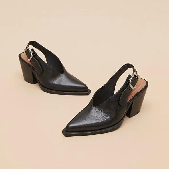 Pumps with beveled heels in black leather