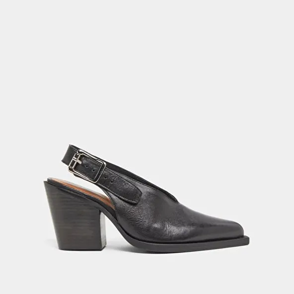 Pumps with beveled heels in black leather