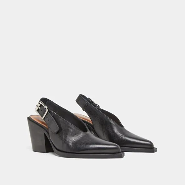 Pumps with beveled heels in black leather