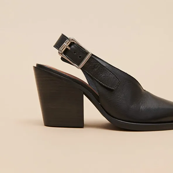 Pumps with beveled heels in black leather