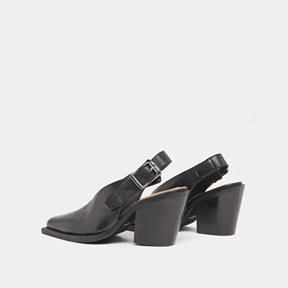 Pumps with beveled heels in black leather