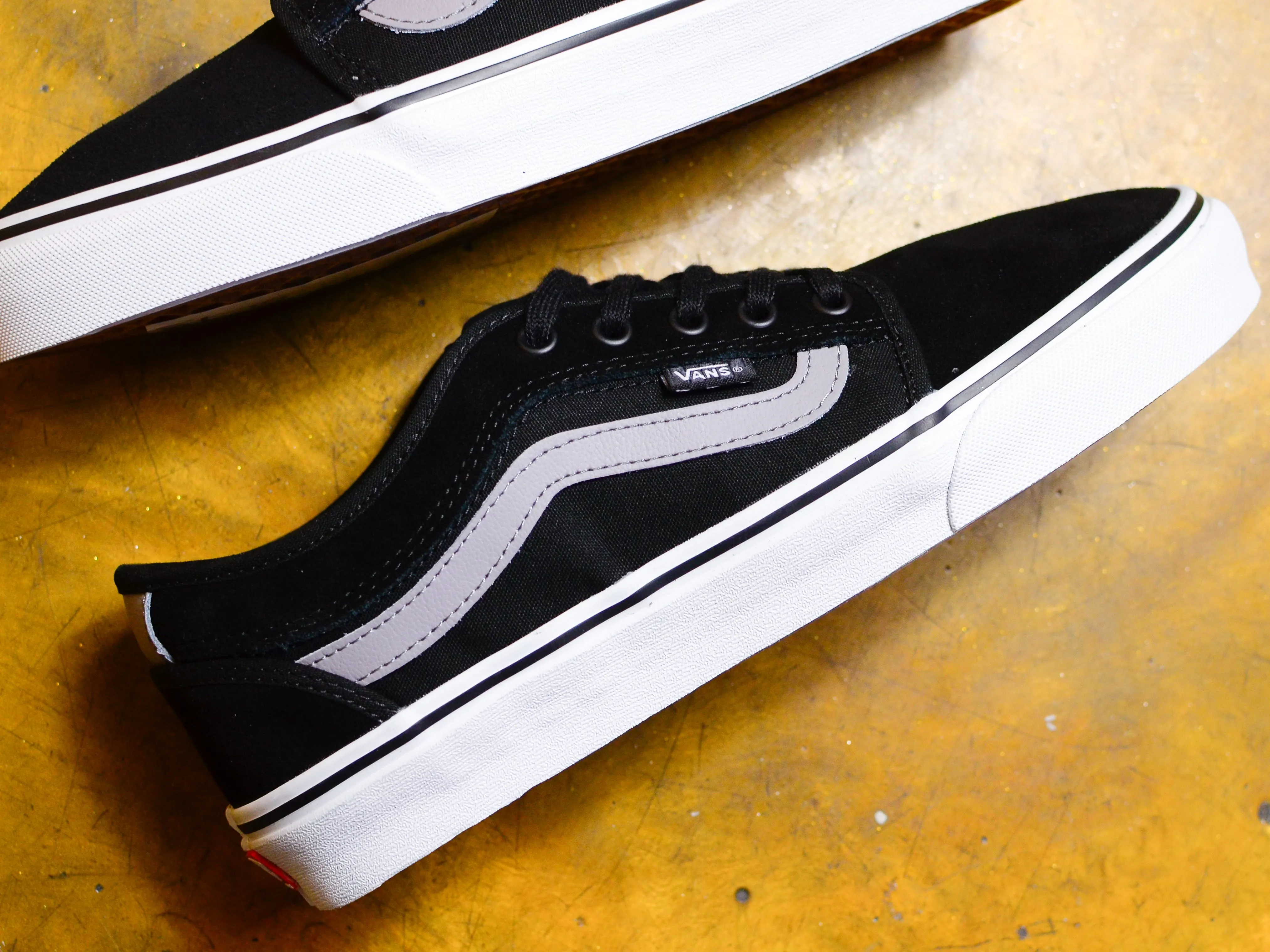 Skate Chukka Low Sidestripe - Black / Grey / White