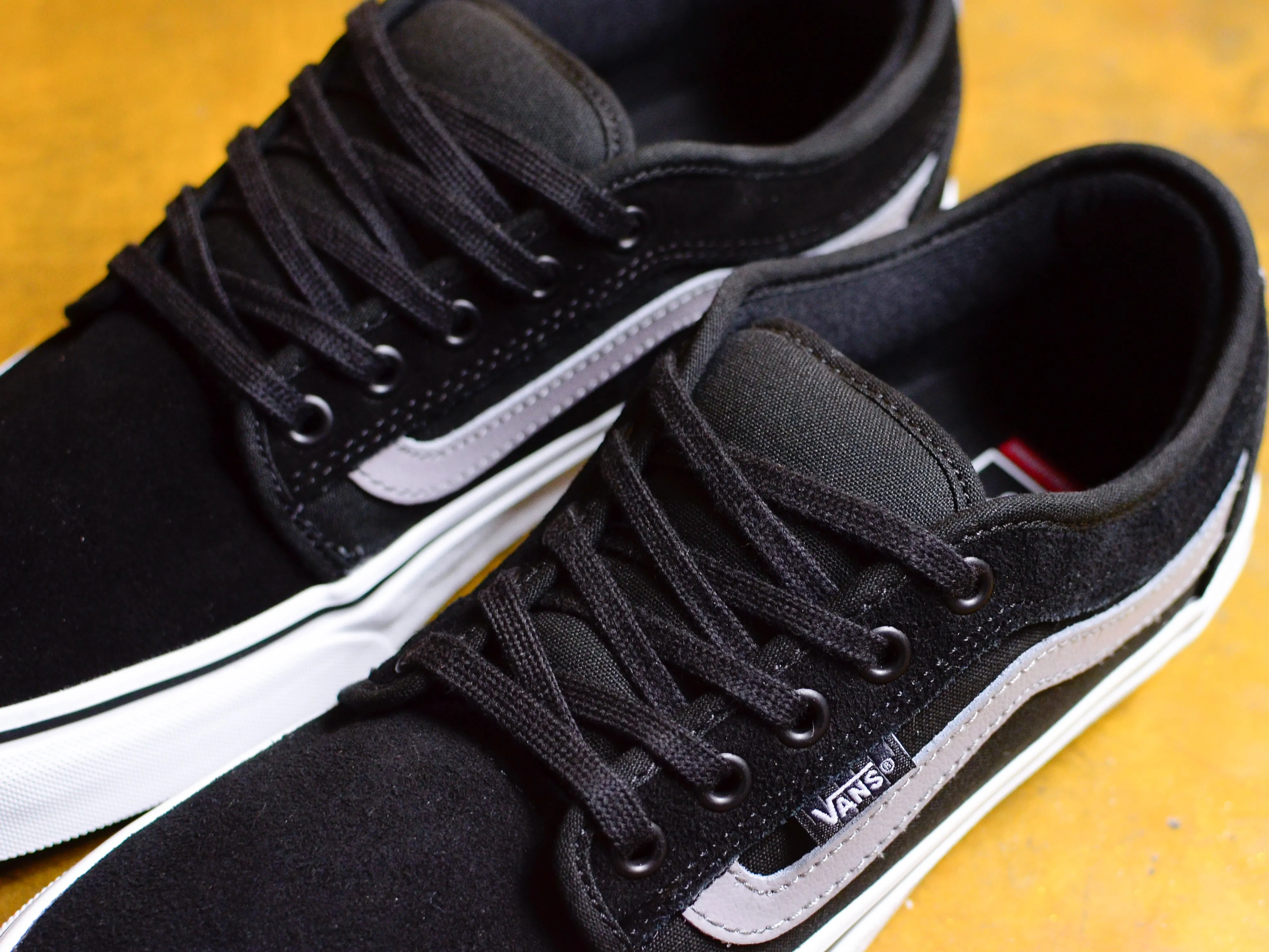 Skate Chukka Low Sidestripe - Black / Grey / White